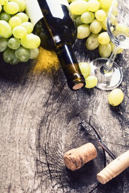 Bir şişe beyaz şarap.