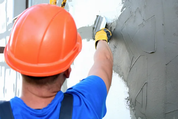 Trabajador esparciendo mortero — Foto de Stock