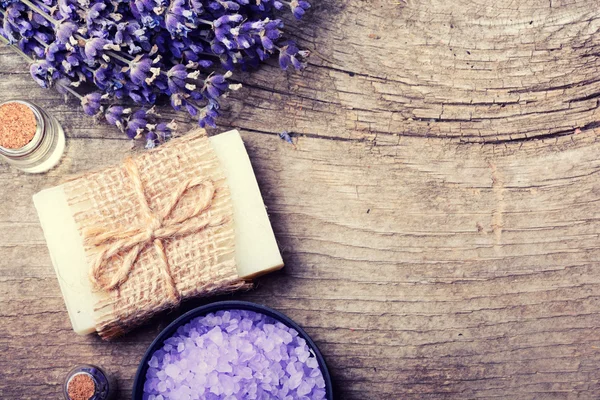 Sapone alla lavanda su fondo di legno — Foto Stock