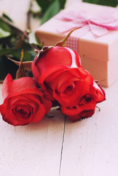 Regalo con rosas Imagen de archivo