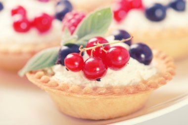 Berry Tartlets ahududu somun ve blackberry