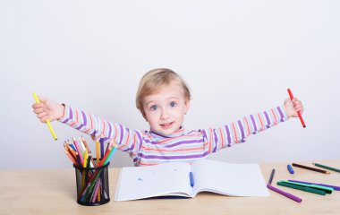 kız ile renkli kalemler çizim