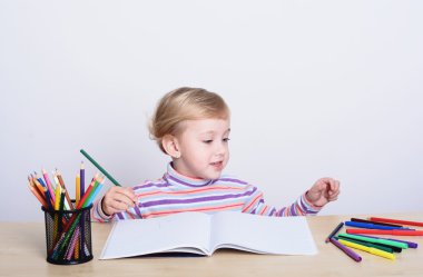 kız ile renkli kalemler çizim