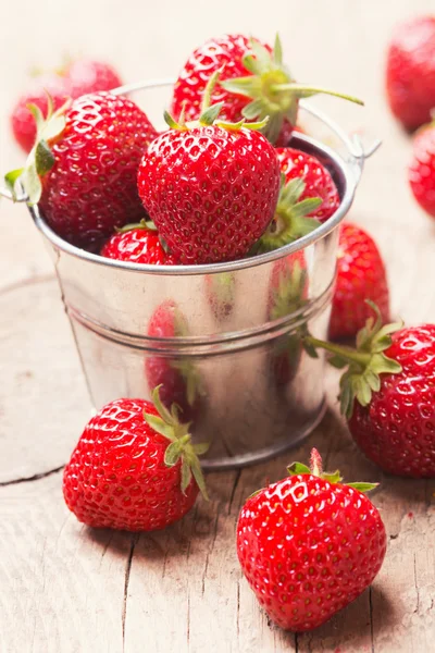 Erdbeeren im dekorativen Eimer — Stockfoto