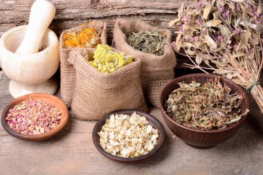 Doğa tıp otlar ahşap arka plan üzerinde