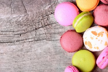 macaroons çeşitli ahşap arka plan üzerinde