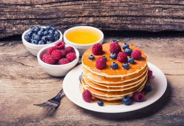 Yaban mersini tatlım ve ahududu ile Pancakes