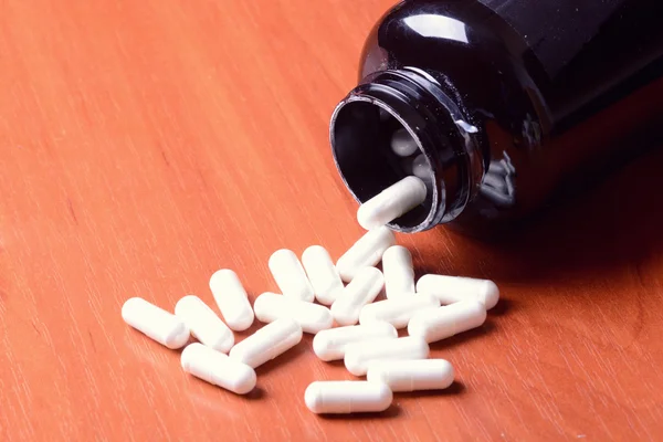 Muitas pílulas brancas — Fotografia de Stock