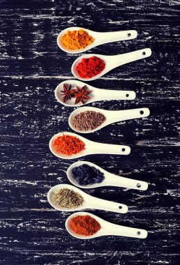 Seramik kase içinde baharatlar