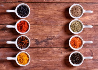 Seramik kase içinde baharatlar