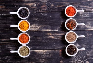 Seramik kase içinde baharatlar