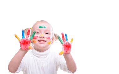 Kız ellerinde boya ile