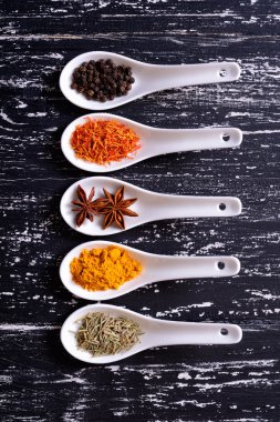 Seramik kase içinde baharatlar