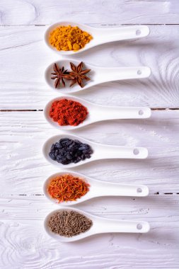 Seramik kase içinde baharatlar