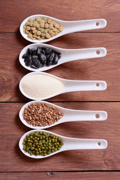 Cereais em taças de cerâmica — Fotografia de Stock