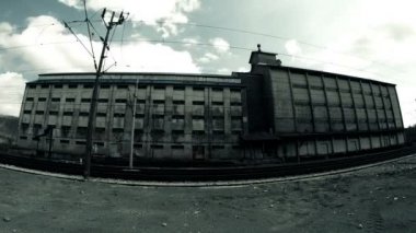 Timelapse ambar Binası üzerinde dramatik bulutlarda