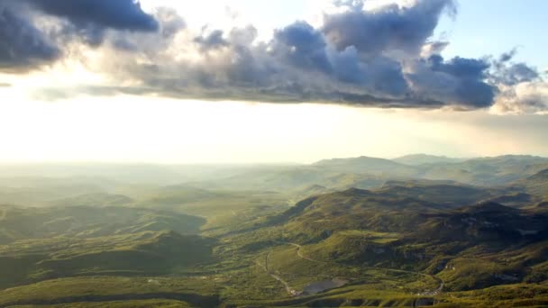 Tiempo-lapso de nubes a través del paisaje — Vídeos de Stock