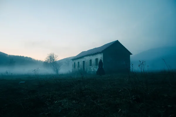 Egy ijesztő nő a borzalmat scene — Stock Fotó