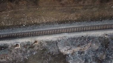 Çerçeveden geçen trenin hava aracı görüntüleri.