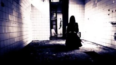 Korkunç Bir Kadının Dehşet Sahnesi. Yıkık dökük odasındaki sandalyede oturan kadın. Odada şimşekler çakıyor..