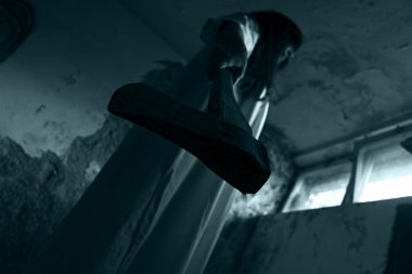 Beyaz elbiseli korku kadın