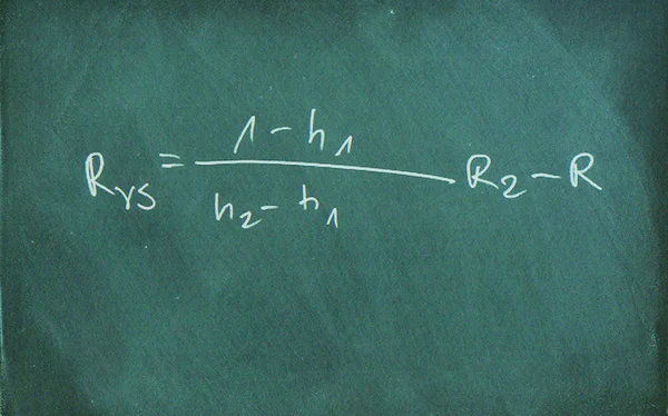 Wiskundige formule puttend uit schoolbord. — Stockfoto