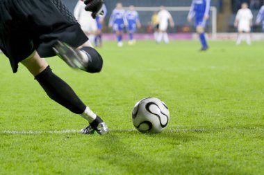 Futbol kaleci tekme