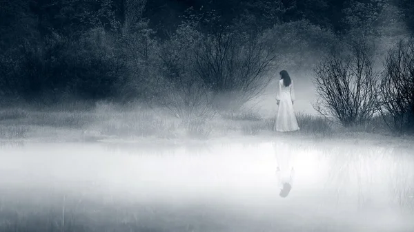 Mysterious Lady at the Lake — Stock Photo, Image