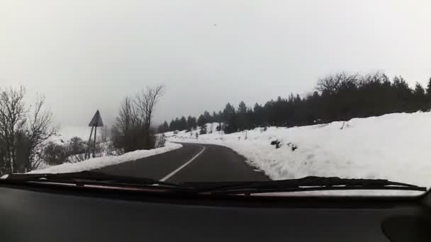 Araba Pov Dağdaki Kış Yolunda Sürüyor — Stok video