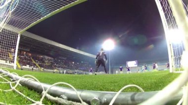 Eylem sırasında futbol kalecisi
