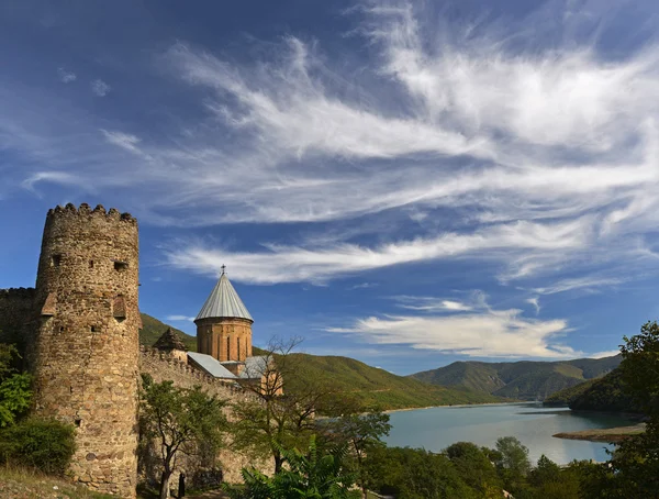 Güzel manzara karşı Ortaçağ Ananuri — Stok fotoğraf