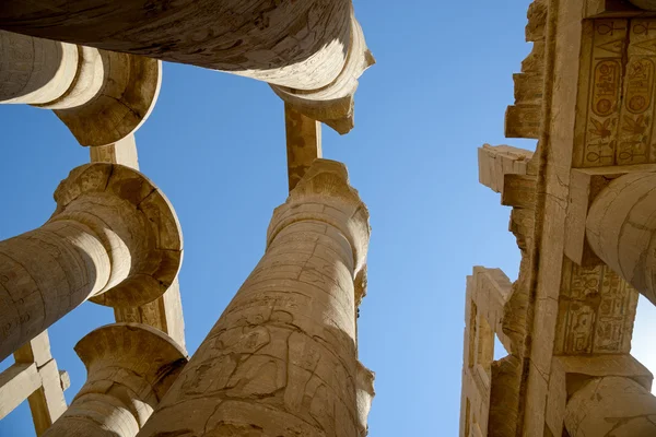 Vieilles colonnes louange au ciel haut — Photo