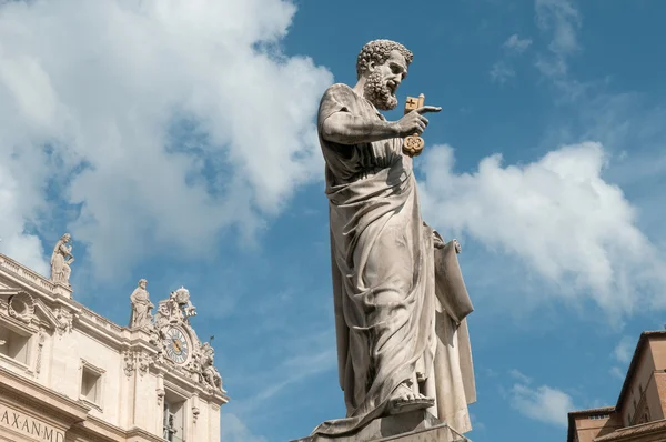 San Pedro escultura cerca del mismo nombre Basílica —  Fotos de Stock