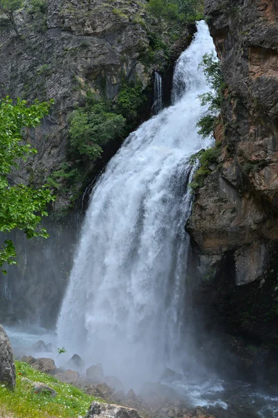 Waterfall  follows from high cliff — Stock Photo, Image