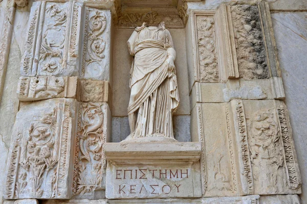 Frammento di scultura femminile - Biblioteca Celso di Efeso — Foto Stock