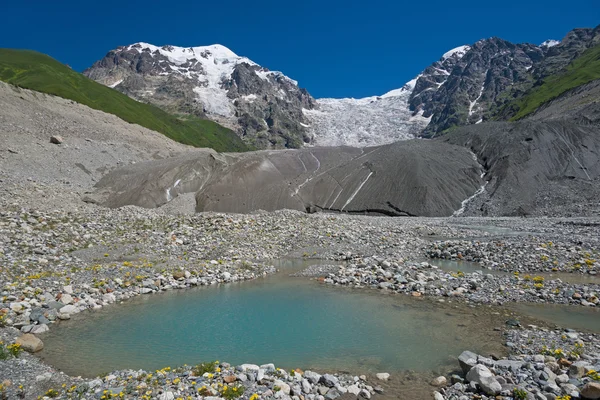 Gletscher und blauer See — Stockfoto