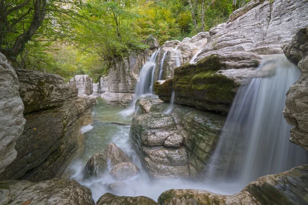 Каньйон з кількома водоспадами — стокове фото