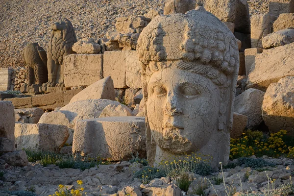 Nemrut Dağı kafasına taş Tanrıça