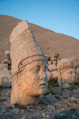 Tanrı'nın başlarına Nemrut Dağı