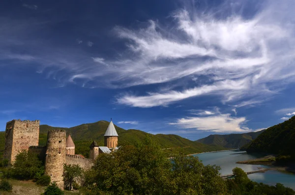 Ananuri gegen schöne Landschaft — Stockfoto