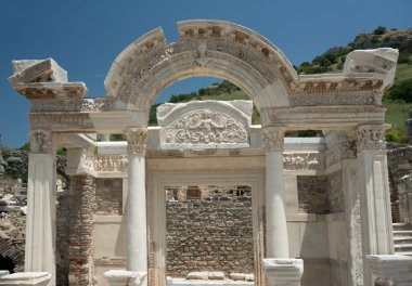 Antik Ephesus yüksek bir şekilde dekore edilmiş portalı