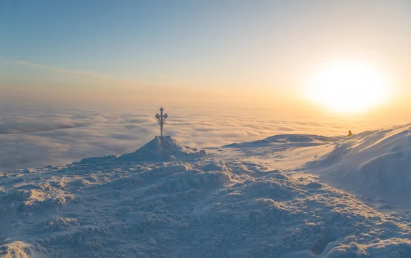 Вдохновленный момент - крест против сцены восхода солнца — стоковое фото