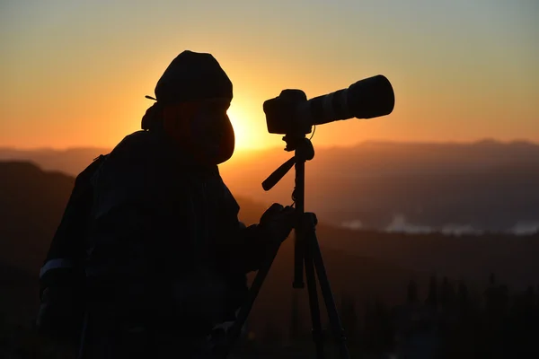 Fotógrafo-viajero hace la foto del amanecer —  Fotos de Stock