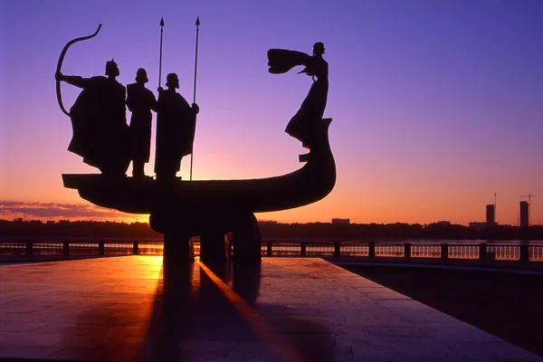 Monumento a los fundadores de Kiev — Foto de Stock