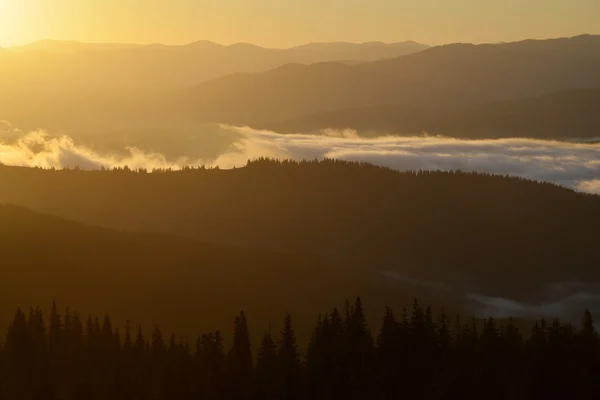 Escena del amanecer en las montañas — Foto de Stock