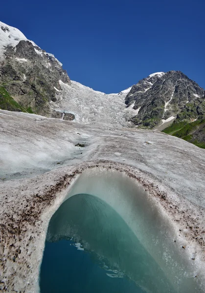 Pozzo d'acqua sulla cascata di ghiaccio dell'Adishi — Foto Stock