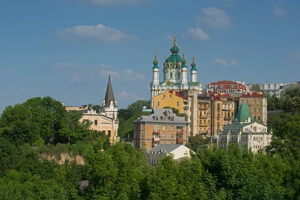 Zamkova Hora colline avec la célèbre église Saint Andrew — Photo