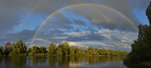 Arco iris sobre río —  Fotos de Stock