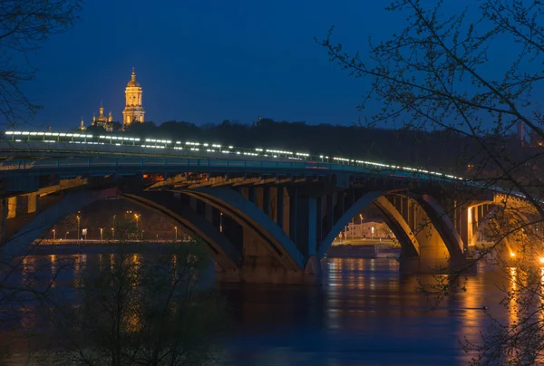 Metro brug en Kiev Pechersk Lavra nacht weergave — Stockfoto