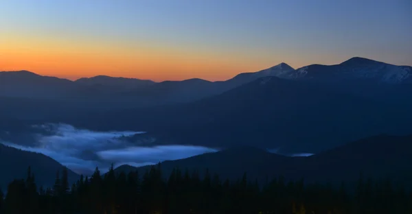 Sunrise in Carpathian mountains - panorama — Stock Photo, Image